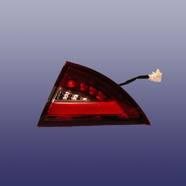 تصویر_چراغ_عقب_راست_روی_درب_صندوق