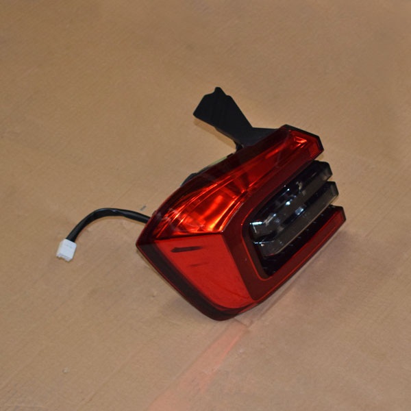 تصویر_چراغ_عقب_چپ_روی_گلگیر
